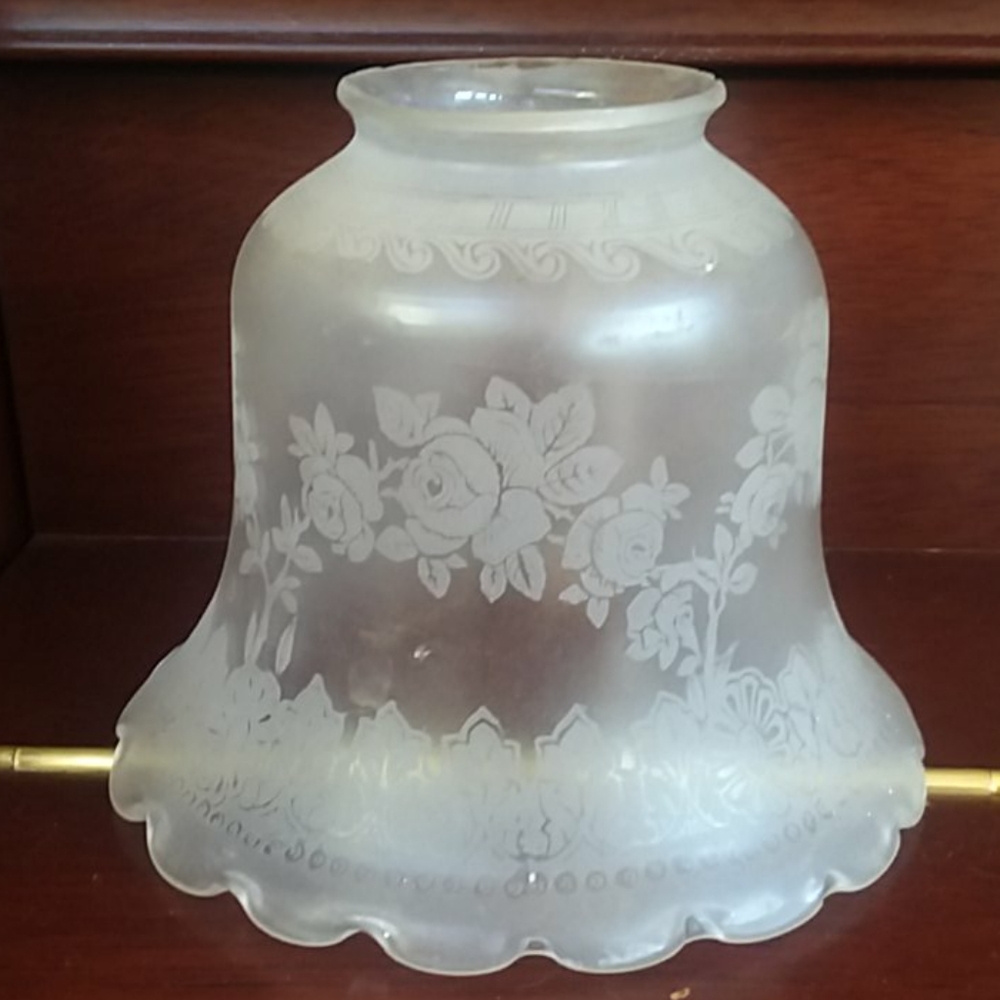 Pair of antique scalloped etched scones - Picture 2 of 6